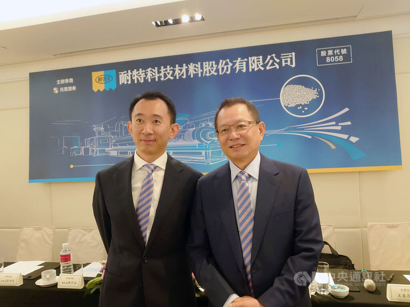 耐特科技材料7日舉行媒體交流會，總經理陳宇涵（左）表示，2025年營運可望成長，半導體載具及電池備援電力模組（BBU）應用市場將是主要成長動力。圖右為耐特董事長陳勳森。中央社記者張建中攝  114年7月7日