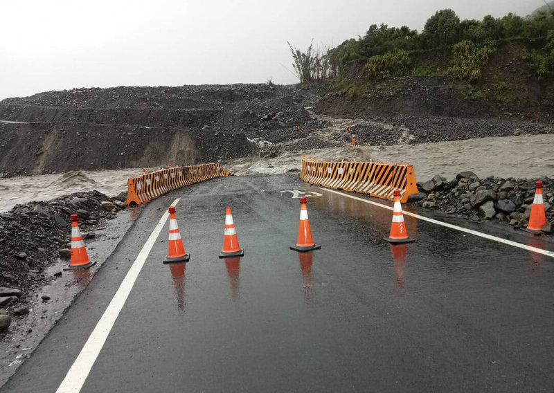 受颱風丹娜絲影響,荖濃溪水暴漲夾帶土石沖擊,台20線南橫公路勤和至復興河床涵管便道,7日清晨遭沖毀約100公尺,道路中斷。(南區養護工程分局提供)中央社記者張已亷傳真 114年7月7日