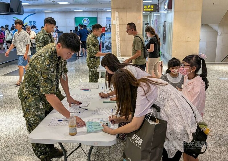 為疏運因颱風丹娜絲滯留的旅客，國軍7日啟動支援澎湖往台北和高雄各2架次，讓遊客可順利返台。中央社  114年7月7日