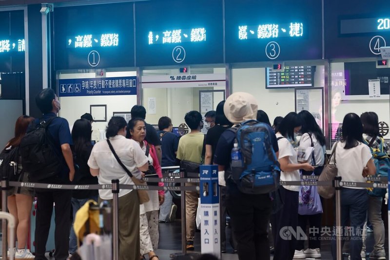受颱風丹娜絲影響,台鐵7日中午前除了西部幹線對號列車停駛外,因號誌受損斗六至台南間及3條支線也停駛,其餘正常行駛。圖為民眾在台北車站櫃台前排隊買票。中央社記者張皓安攝 114年7月7日