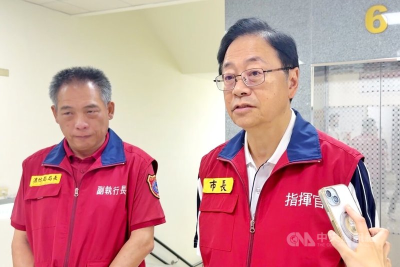 颱風丹娜絲來襲，桃園市政府宣布7日除蘆竹、大園、觀音及新屋4區停班課，其餘照常上班上課；僅4區放假的決定引發部分民眾抱怨。桃園市長張善政（右）7日受訪表示，是依行政院規定辦理。中央社記者吳睿騏桃園攝  114年7月7日