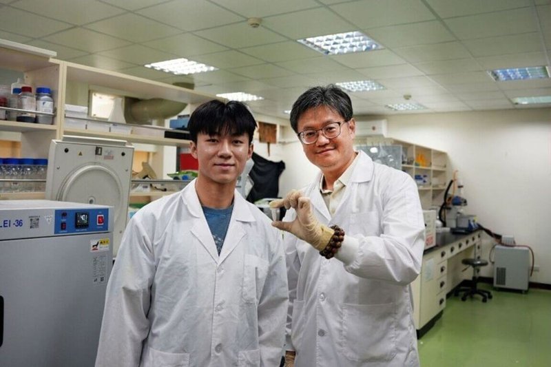 中央大學生醫科學與工程學系特聘教授李宇翔（右）等人組成的跨域團隊，建立一種安全而有效的肝纖維化動物模型，有助於慢性肝病防治與研究。（中大提供）中央社記者許秩維傳真  114年7月7日