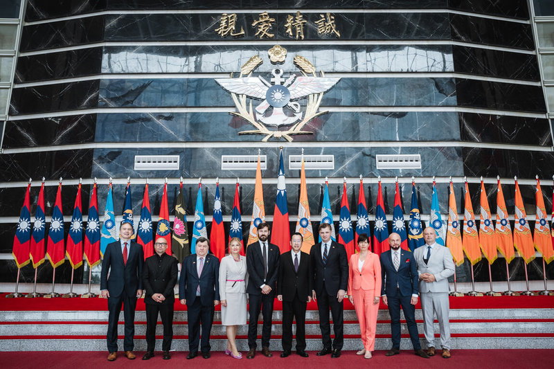 國防部長顧立雄7日接見立陶宛國會友台小組主席巴洛諾瓦訪團，雙方代表合影留念，象徵台立情誼堅定，共同守護民主價值。（國防部提供）中央社記者游凱翔傳真  114年7月7日