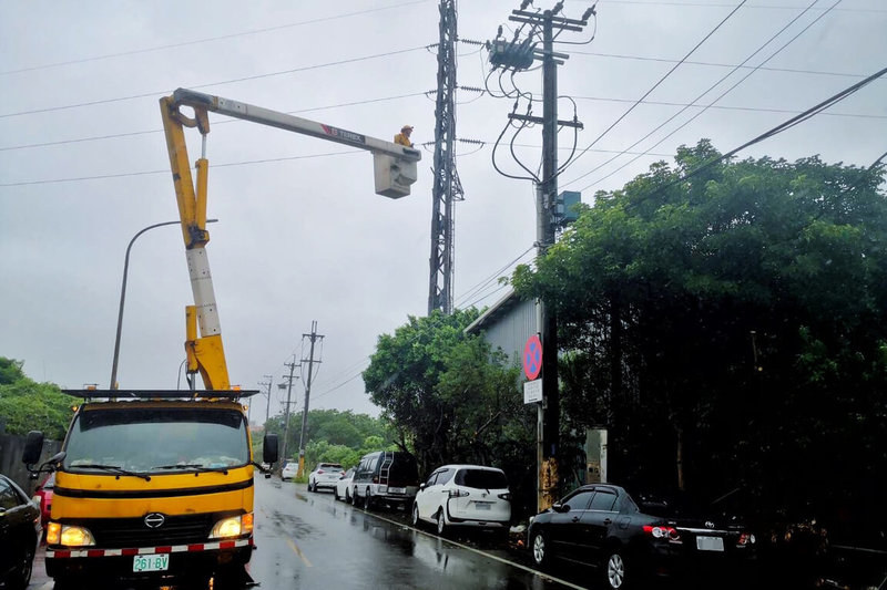 台灣電力公司桃園區營業處7日表示,受颱風丹娜絲影響,在桃園市陸續造成2萬餘戶停電,經動員持續搶修,下午5時全數恢復供電。(台灣電力公司提供)中央社記者吳睿騏桃園機場傳真 114年7月7日