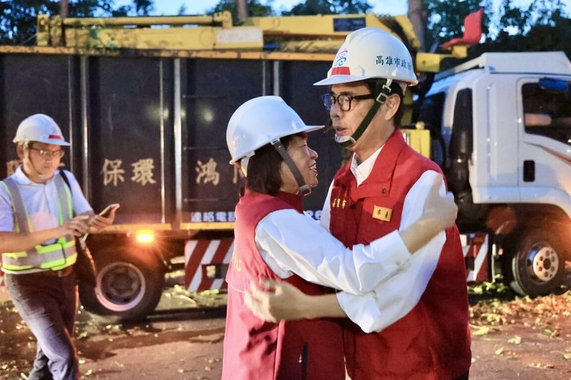颱風丹娜絲重創嘉義,高雄市長陳其邁(右)7日傍晚驅車前往嘉義縣,除慰問一早馳援救災的人員,也為嘉義縣長翁章梁、嘉義市長黃敏惠(左)加油打氣,黃敏惠也激動擁抱陳其邁表達感謝。(高雄市新聞局提供)中央社記者林巧璉傳真 114年7月7日