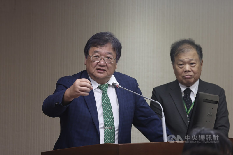 狼醫事件頻傳，民間團體質疑，衛福部5月承諾1個月內規畫「狼醫查詢平台」，迄今無進度。衛福部長邱泰源（左）7日在立法院表示，非常積極在進行中，這個議題分2個部分，最近開過2次會。一切都要在法規下，必須尋求法源，已向司法院請教，至少將可公開部分，如判決書，呈現在大家看得到地方。中央社記者吳家昇攝  114年7月7日