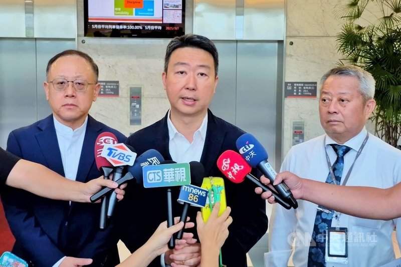颱風丹娜絲逐漸遠離,交通部長陳世凱(中)7日上午特別前往台灣高鐵桃園運務大樓行控中心視察,他感謝各單位的快速應變,除高鐵已於7日早上全線通車,台鐵受影響路段也會在7日中午後全線通車,台灣高鐵公司董事長史哲也陪同視察(左)。中央社記者吳睿騏桃園攝 114年7月7日