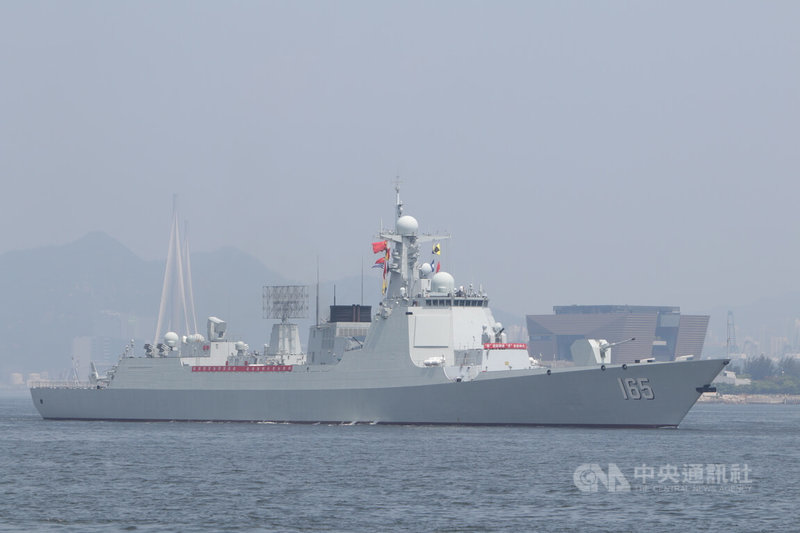 共軍山東艦航艦編隊7日結束訪問香港後離開,圖為編隊的驅逐艦湛江艦經維港駛離,其背後是西九文化中心。中央社記者張謙香港攝 114年7月7日