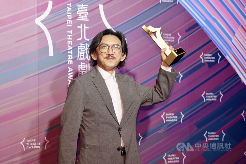 第1屆台北戲劇獎7日晚間在台北表演藝術中心球劇場頒獎,編劇家高俊耀(圖)以窮劇場「暗夜.腹語.鬼托邦」獲得最佳編劇獎。中央社記者王飛華攝 114年7月7日