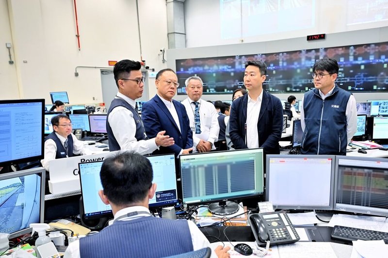 交通部長陳世凱(前右2)7日上午前往台灣高鐵桃園運務大樓行控中心視察,並聽取相關簡報,同時慰勉颱風期間人員值勤辛勞。(台灣高鐵公司提供)中央社記者吳睿騏桃園機場傳真 114年7月7日