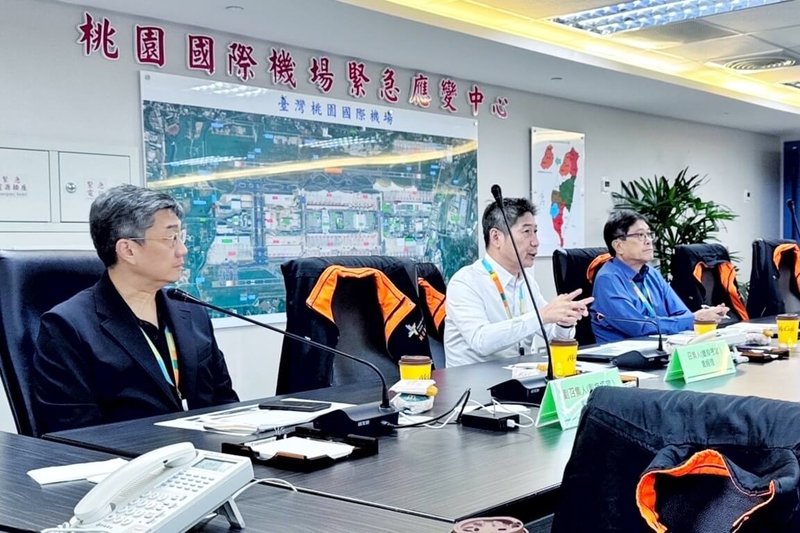 桃園國際機場公司7日召開防颱應變會議,由董事長楊偉甫(右1)、總經理范孝倫(右2)主持,聽取各單位報告整備應變措施。(桃園國際機場公司提供)中央社記者吳睿騏桃園機場傳真 114年7月7日