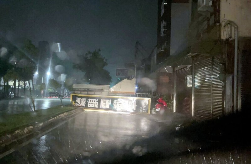 颱風丹娜絲襲台於6日深夜在嘉義縣布袋登陸,嘉義市區吹起強風並持續1個多小時,店家巨大招牌被吹落,橫躺在慢車道。(鄭榮貴提供)中央社記者黃國芳傳真 114年7月7日