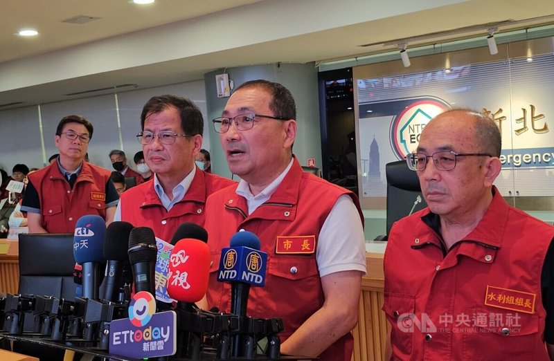 颱風丹娜絲來襲,基北北桃未放颱風假引議論。新北市長侯友宜(右2)7日上午接受媒體聯訪時對此表示,人民生命安全絕對不是政治籌碼,「我們一切的決定,是以專業的判斷為準」。中央社記者王鴻國攝 114年7月7日