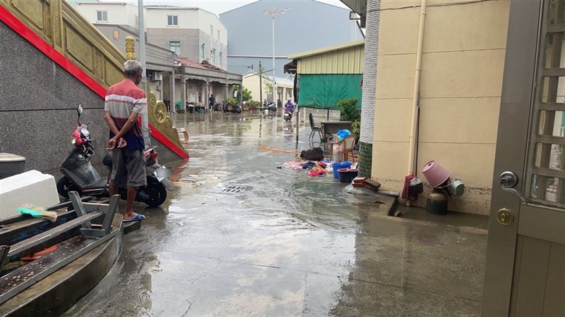 颱風丹娜絲襲台，疾管署提醒，清理積水、淹水家園勿赤腳或穿拖鞋，避免感染類鼻疽、鉤端螺旋體等。圖為7日上午旗津上竹里淹水稍退情形。（高雄市水利局提供）