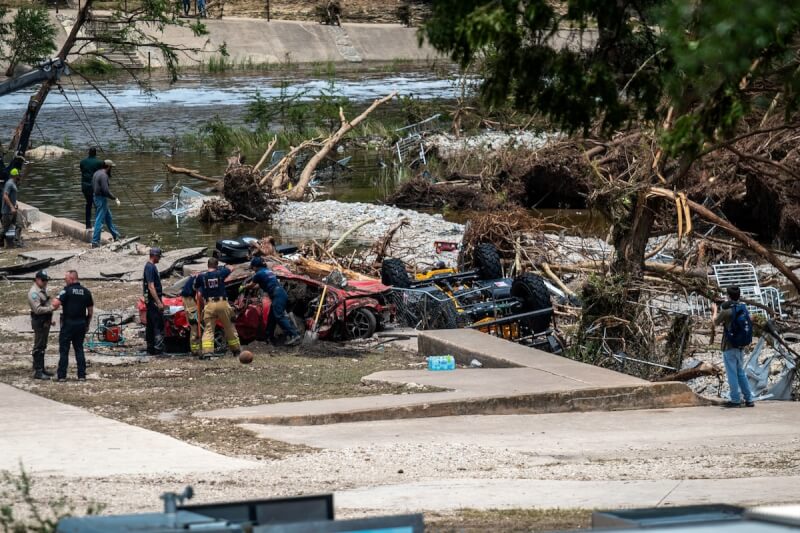 德州中部因豪雨引發洪災已造成至少70人喪生。圖為救難人員處理水中打撈上來的車輛。(路透社)
