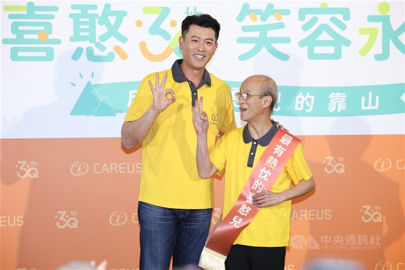 中華職棒中信兄弟投手教練王建民(左)擔任喜憨兒基金會30週年公益大使,7日下午在台北出席記者會,頒獎表揚憨兒資深員工。中央社記者謝佳璋攝 114年7月7日