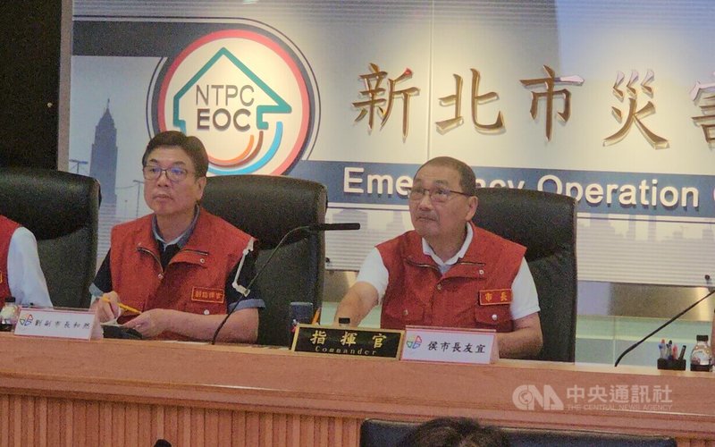 新北市長侯友宜(右)7日上午主持新北市災害應變中心工作會議,聽取氣象團隊分析評估颱風丹娜絲風雨影響,以及各單位防颱及今天正常上班上課交通狀況。左為新北市副市長劉和然。中央社記者王鴻國攝 114年7月7日
