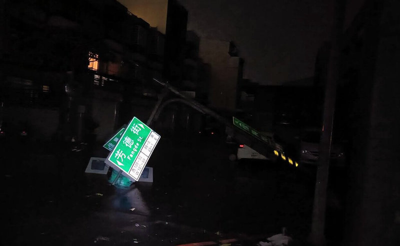 颱風丹娜絲襲台於6日深夜在嘉義縣布袋登陸,嘉義市區吹起強風並持續1個多小時,市區道路的標誌也被吹倒。(鄭榮貴提供)中央社記者黃國芳傳真 114年7月7日