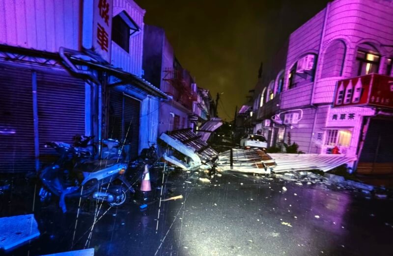 颱風丹娜絲襲台於6日深夜在嘉義縣布袋登陸，嘉義市區吹起強風並持續1個多小時，住家鐵皮遭到吹落。（嘉義市消防局提供）中央社記者黃國芳傳真  114年7月7日