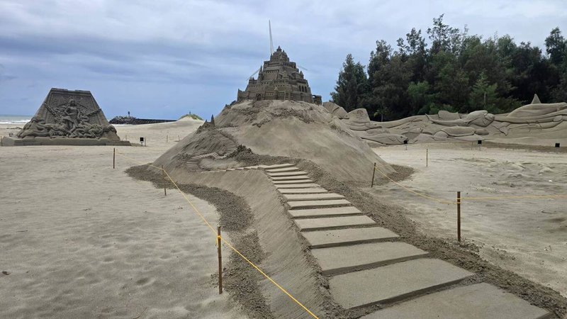 颱風丹娜絲掃過,苗栗縣通霄海水浴場內,由多國藝術家打造的沙雕藝術品,挺過風雨完好如初,縣府7日表示,「2025通霄沙雕藝術節」12日將如期開展。(苗栗縣政府提供)中央社記者管瑞平傳真 114年7月7日