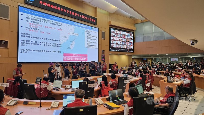 新北市長侯友宜7日召開颱風丹娜絲新北市災害應變中心工作會議,聽取氣象團隊分析評估颱風風雨影響,以及各單位報告。中央社記者王鴻國攝 114年7月7日