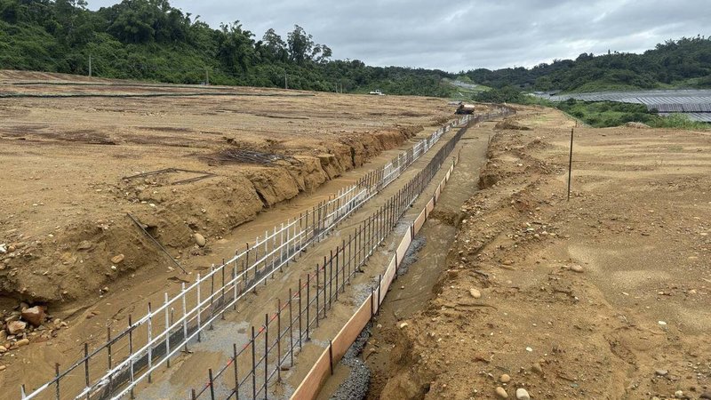 颱風丹娜絲過後,高雄市政府團隊7日至大樹和山光電案場勘查,滯洪沉砂池有發揮功效,大量泥砂淤積池內,無造成明顯土砂流失基地。(高雄市水利局提供)中央社記者林巧璉傳真 114年7月7日