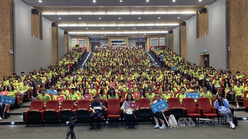 僑務委員會、教育部國教署與客家委員會共同舉辦「2025海外青年英語服務營」7月5日至8月1日盛大舉行,7日上午在亞洲大學舉辦始業式,海外青年志工齊聚一堂。中央社記者趙麗妍攝  114年7月7日