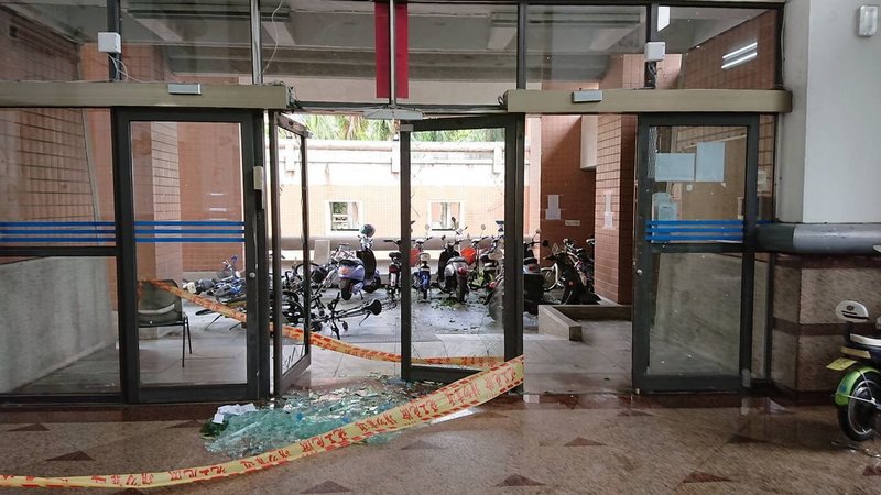 颱風丹娜絲6日晚間侵襲嘉義地區,中正大學學生宿舍玻璃門被強風吹破。(中正大學提供)中央社記者蔡智明傳真 114年7月7日