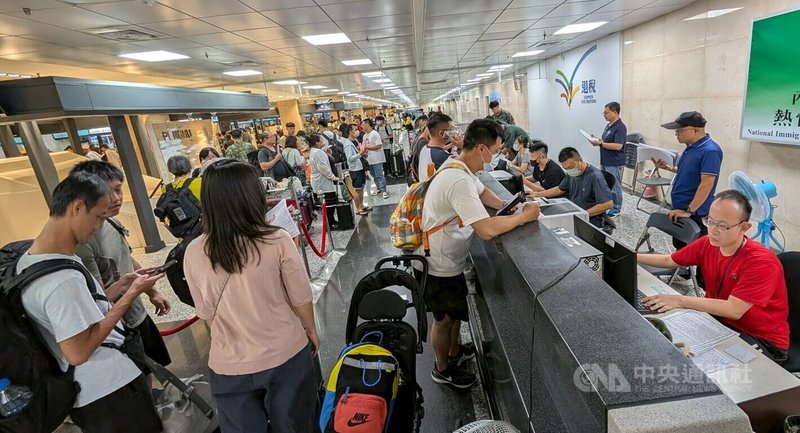颱風丹娜絲遠離,澎湖海空交通7日午後恢復,下午民航機疏運逾4000人,傍晚國軍也投入支援澎湖往台北和高雄各2架次。圖為澎湖機場辦理登機手續人潮。中央社 114年7月7日