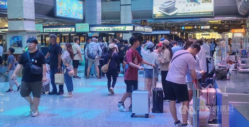 颱風丹娜絲遠離,澎湖海空交通在7日午後恢復,澎湖航空站一開門隨即湧入許多民眾登記候補。中央社 114年7月7日