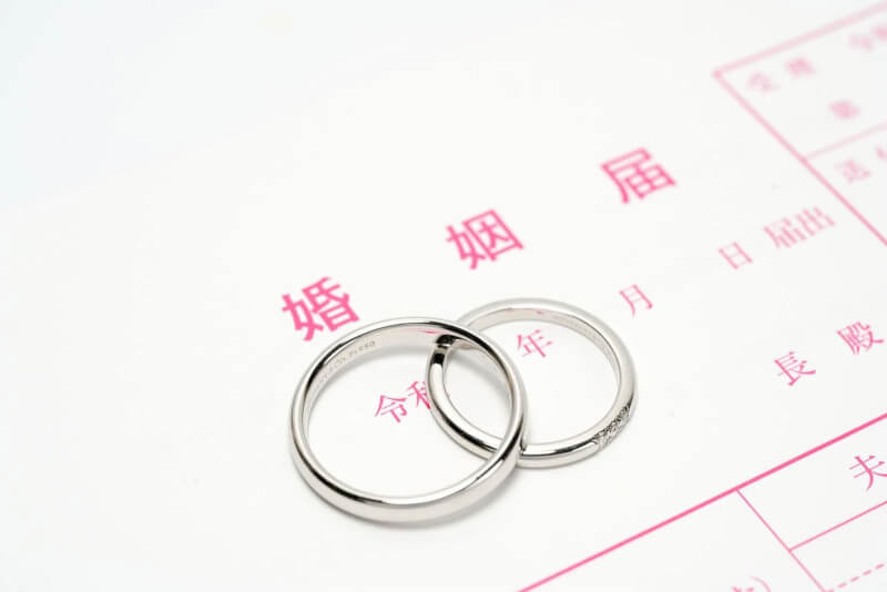日本結婚登記書。（圖取自Pakutaso圖庫）