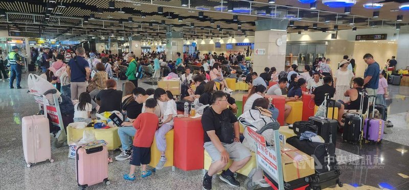 颱風丹娜絲遠離,澎湖海空交通在7日午後恢復,澎湖機場擠爆候補人潮,航空公司調動大型客機疏運。中央社 114年7月7日