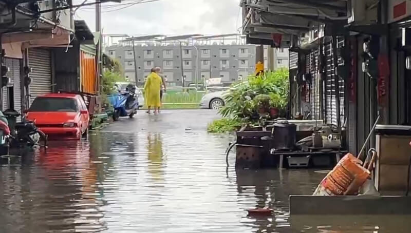 台中沙鹿地區7日清晨強降雨,雨勢造成中山路一帶積水嚴重。(民眾提供)中央社記者趙麗妍傳真 114年7月7日