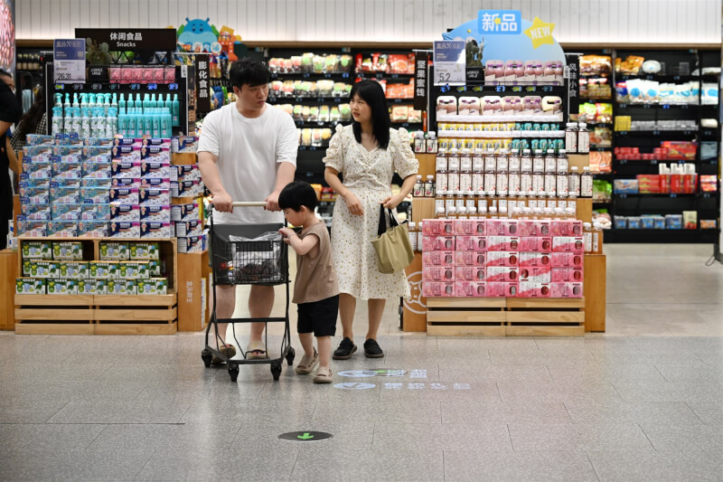 圖為中國四川成都民眾在一家超市內購物。（中新社）
