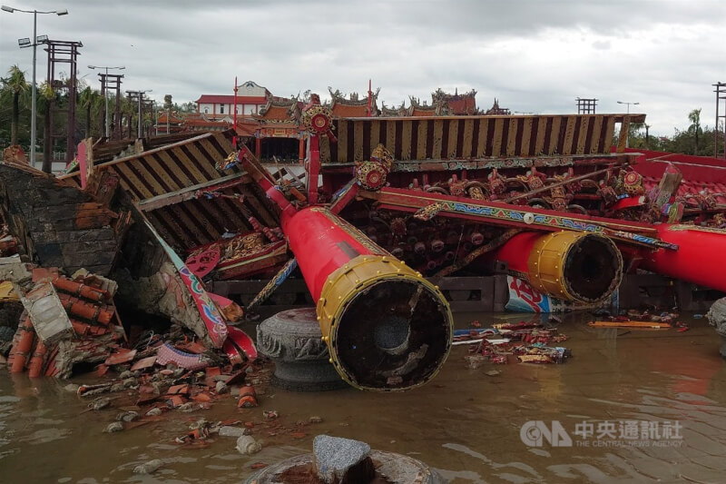 台南市南鯤鯓代天府牌樓不敵颱風丹娜絲風雨倒塌,廟方初步規劃先整理收藏相關結構及物件,未來再評估是否重建。中央社記者楊思瑞攝 114年7月7日