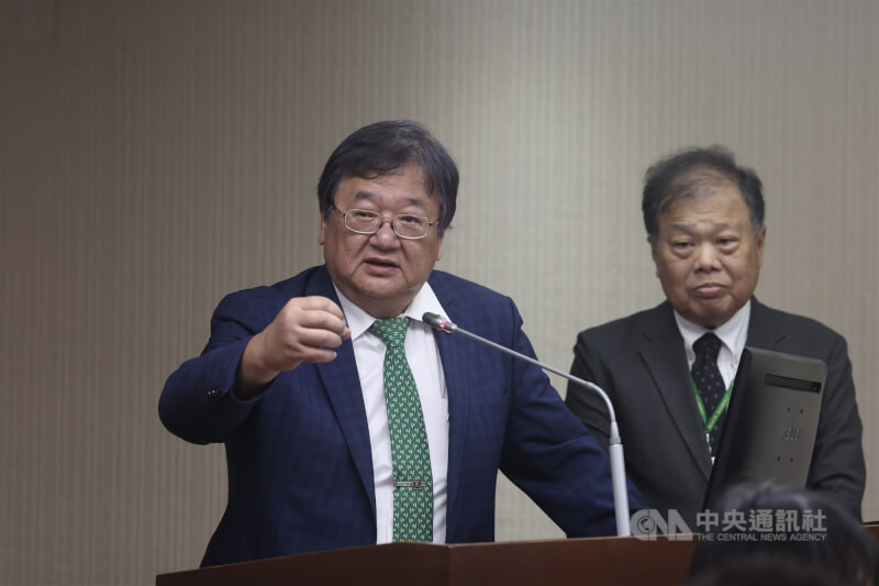 衛福部長邱泰源(左)7日在立法院表示,非常積極在進行規畫「狼醫查詢平台」中。中央社記者吳家昇攝 114年7月7日
