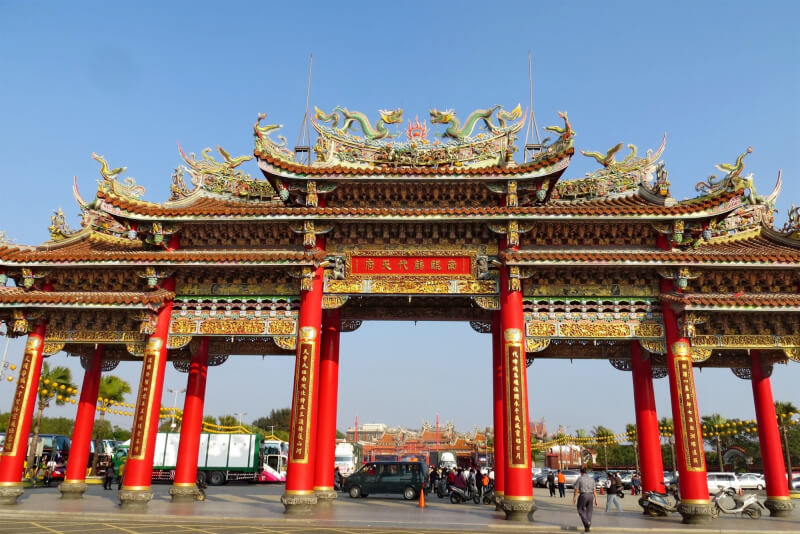 南鯤鯓代天府牌樓原景。(圖取自南鯤鯓代天府粉絲專頁facebook.com)