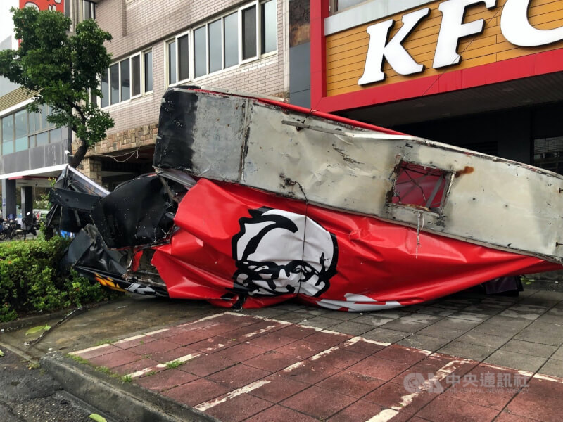 嘉義市區街景滿目瘡痍,1間速食店大型招牌掉落地面。中央社記者黃國芳攝 114年7月7日
