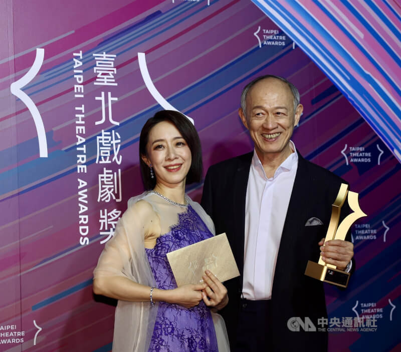 第1屆台北戲劇獎最佳戲劇類男女演員獎得主金士傑(右)、鄭尹真(左)。中央社記者王飛華攝 114年7月7日