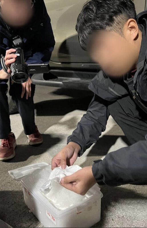連江地方檢察署起訴台灣有史以來最大宗鸚鵡蛋走私案件,張姓、楊姓主嫌自行或委託共犯,攜帶鸚鵡蛋由台中機場搭乘國內線班機至馬祖或金門,再交由當地漁民以小船出海,於海上交付接應的中國船舶。圖為查緝人員於金門查獲欲輸出的鸚鵡受精卵。(海巡署偵防分署提供)中央社記者潘欣彤傳真 114年7月7日
