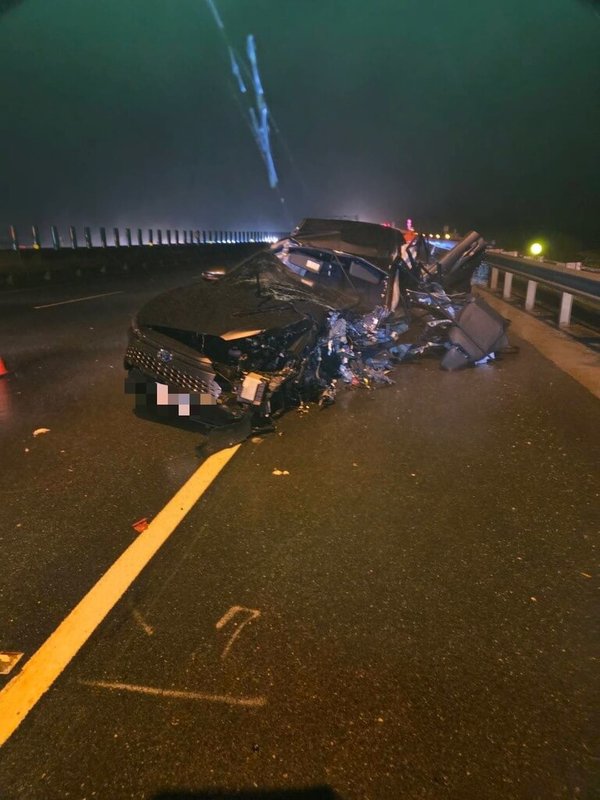 年約35歲李姓男子6日晚上開車行經國道3號中寮隧道出口附近,不明原因撞擊內側護欄後失控,再撞擊外側護欄,導致李男拋飛至外側路肩,當場死亡。(國道公路警察局第五公路警察大隊提供)中央社記者張已亷傳真 114年7月6日