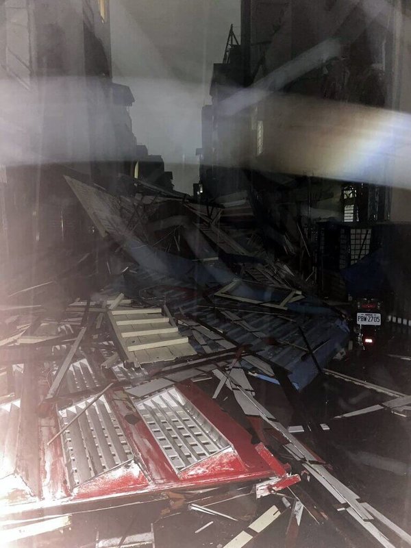 颱風丹娜絲襲台於6日深夜在嘉義縣布袋登陸,嘉義市區吹起強風並持續1個多小時,鐵皮、鷹架及招牌被吹落,景象驚人。(孫世昌提供)中央社記者黃國芳傳真 114年7月7日