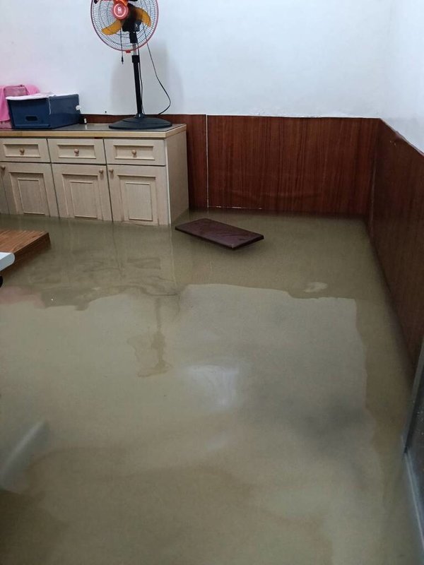 颱風丹娜絲襲台，高雄6日晚間風強雨大，旗津中區污水處理廠進水量驟增、抽水管線破裂，水淹上竹里巷弄，約有50戶民宅進水。（民眾提供）中央社記者林巧璉傳真  114年7月7日
