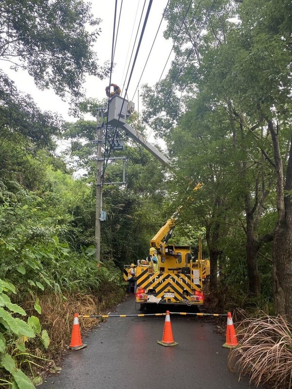 台灣電力公司新竹區營業處7日指出,颱風丹娜絲來襲,造成新竹地區出現停電狀況,多為因風吹斷樹木倒塌壓損電線或碰觸電線造成,一度停電達3214戶,經搶修均已復電。(台電新竹區營業處提供)中央社記者郭宣彣傳真 114年7月7日