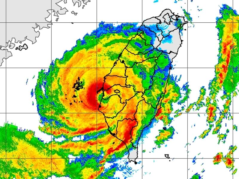 颱風丹娜絲6日晚間11時40分登陸台灣，在西南沿海帶來劇烈強風。（圖取自氣象署網頁www.cwa.gov.tw）