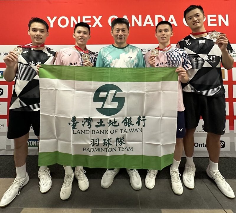 BWF超級300的加拿大羽球公開賽,當地時間6日登場的男雙決賽上演台灣內戰,結果李芳任(左2)、李芳至(右2)摘金,張課琦(右1)和柏禮維(左1)奪銀,帶隊教練李松遠(中)滿意子弟兵表現。(土地銀行提供)中央社記者黎建忠傳真 114年7月7日