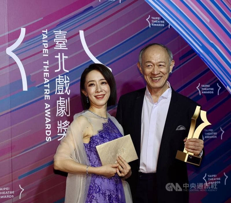 第1屆台北戲劇獎7日晚間在台北表演藝術中心球劇場頒獎，最佳戲劇類男女演員獎得主金士傑（右）、鄭尹真（左）開心合影。中央社記者王飛華攝  114年7月7日