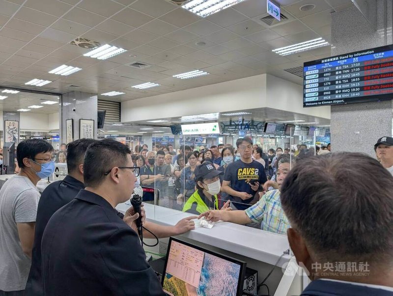 受颱風丹娜絲影響,8日仍有數百名旅客滯留金門機場,加班機、軍機已投入疏運,機場人員在聯合候補櫃檯進行放大機型候位旅客叫號作業,現場民眾都相當關注。中央社記者吳玟嶸攝 114年7月8日