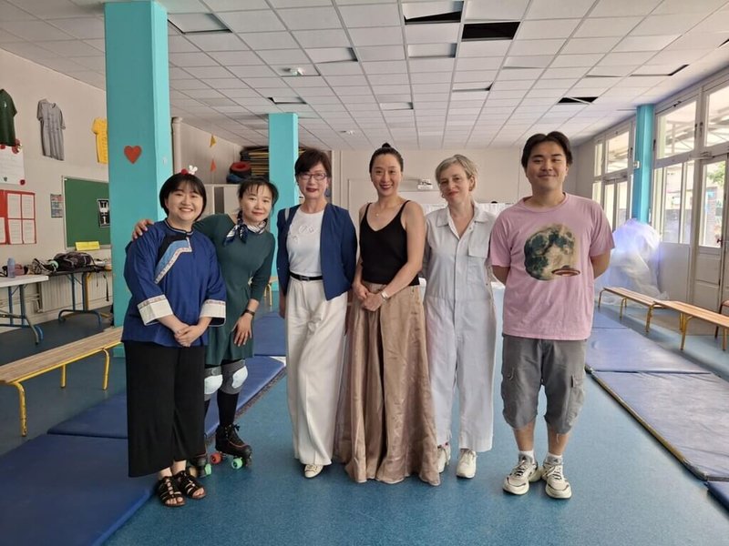 駐法大使郝培芝(左3)到巴黎小學和孩童一起觀看楊宜霖(左2)執導的「露納」,與揚琴演奏家王雅平(右3)、演員吳昊陽(右1)、拉雪茲(Aude Lachaise,右2)、助理洪悅庭(左1)合影。(楊宜霖提供)中央社記者曾婷瑄巴黎傳真 114年7月8日
