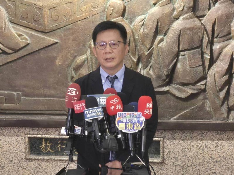 週刊質疑教育部次長張廖萬堅出訪帛琉攜妻子同行有假公濟私之嫌，張廖萬堅（圖）8日在立法院受訪表示，全程皆自費，只有自己的機票費用和保險費有核銷。（教育部提供）中央社記者許秩維傳真  114年7月8日